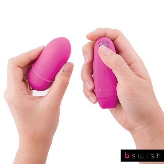 Il classico vibratore giocattolo sessuale da donna con telecomando rosa proiettile scatenato e impertinente
